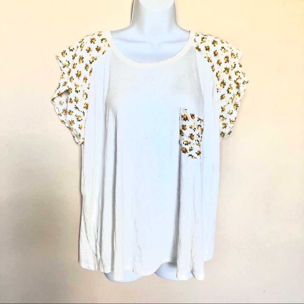 H.I.P. Short ruffle sleeves with floral pockets